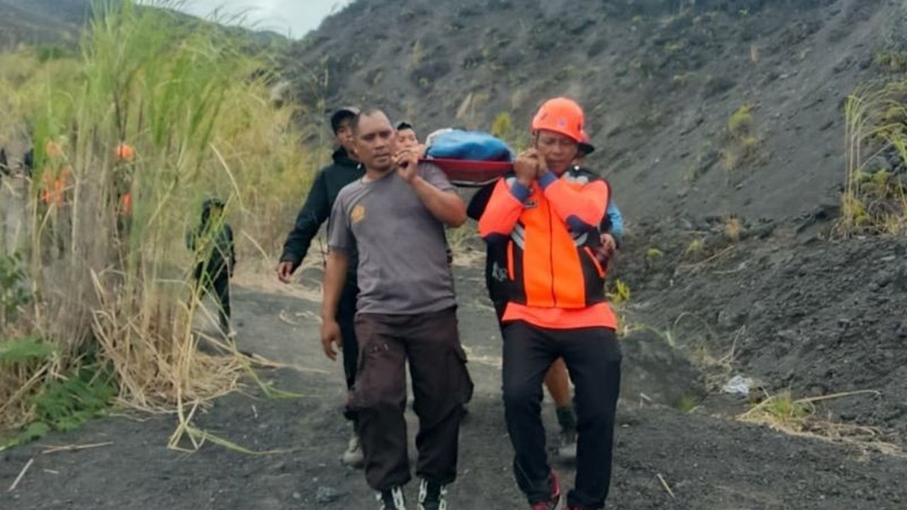 Tim SAR gabungan berhasil mengevakuasi Aprilia Alow (19) yang mengalami cedera kepala saat mendaki Gunung Soputan. Bagaimana kronologi penyelamatan dramatis ini?