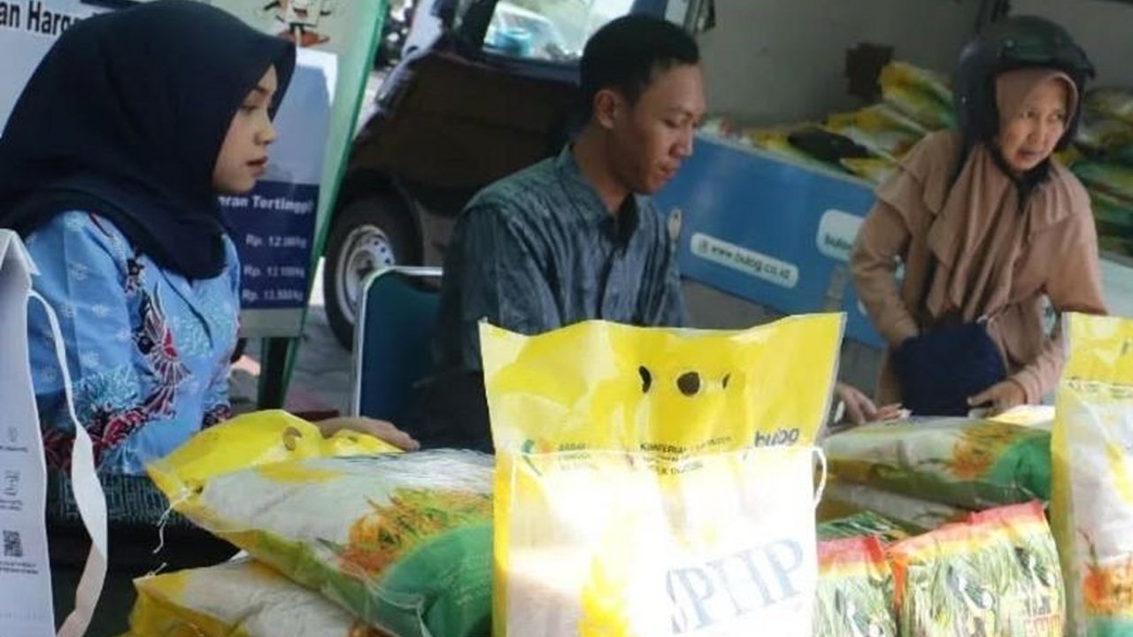 Perum Bulog Madiun telah menyalurkan ratusan ton beras SPHP untuk menstabilkan harga pangan. Bagaimana upaya ini berhasil menekan harga beras di pasaran?