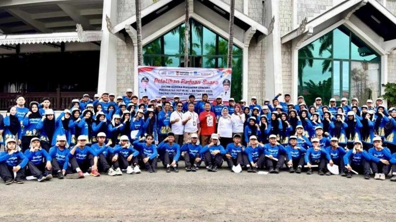 Pemerintah Provinsi Kalimantan Selatan menyiapkan 100 pelajar untuk Paduan Suara HUT RI Kalsel ke-80. Simak persiapan intensif mereka dalam memeriahkan upacara kenegaraan.