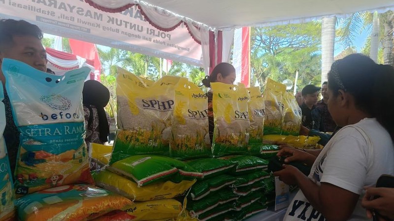 Polda Bali meluncurkan Gerakan Pangan Murah Polri, mendistribusikan 100 ton beras SPHP dan kebutuhan pokok lain. Simak bagaimana program ini menstabilkan harga pangan!