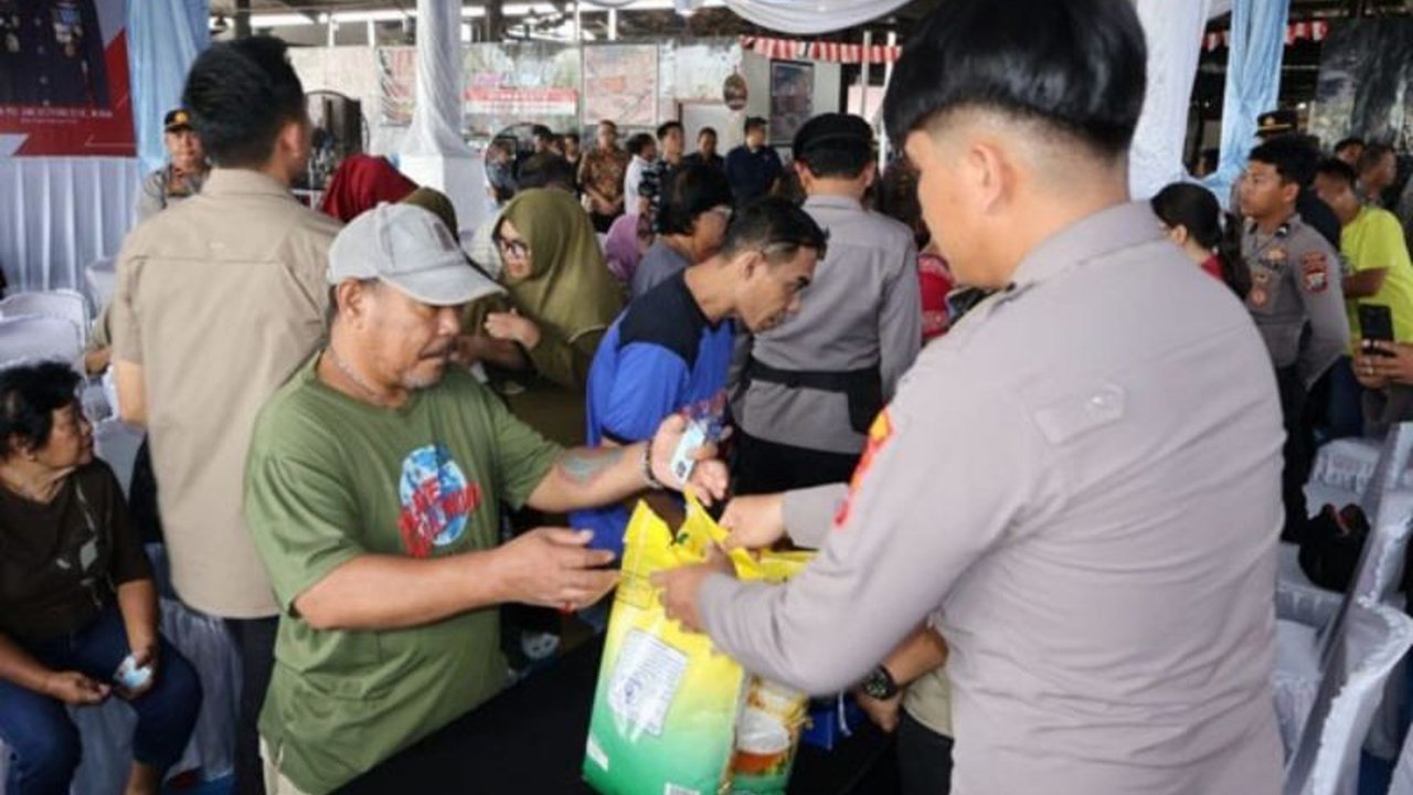 Polda Sulawesi Utara dan Bulog masifkan Gerakan Pangan Murah dengan mendistribusikan 182 ton beras, bertujuan stabilkan harga dan bantu masyarakat di 15 daerah.