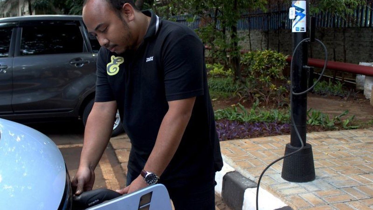 Percepat adopsi kendaraan listrik, PT PLN (Persero) menargetkan 1.000 SPKLU Tiang Listrik rampung tahun ini, dengan 500 unit sudah terpasang. Simak tantangan dan progresnya!