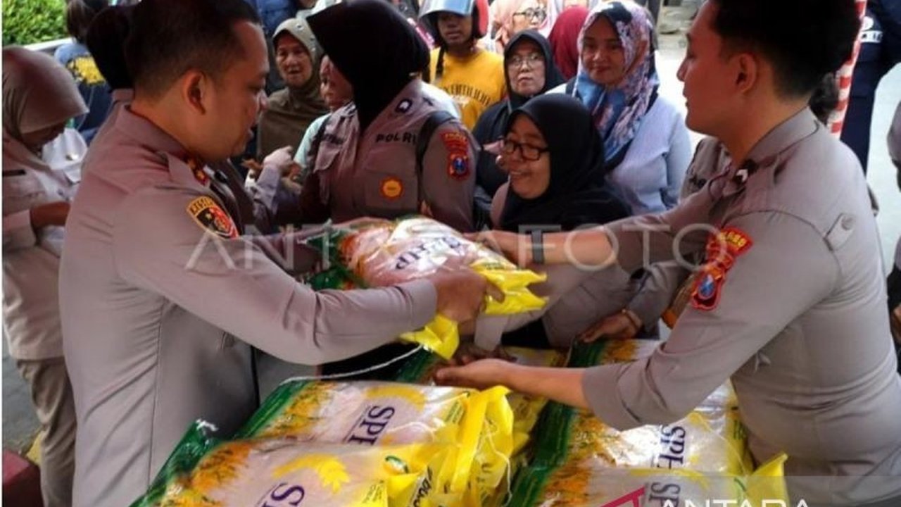 Polres Tulungagung sukses menggelar Pasar Murah Beras Tulungagung, menjual 85 ton beras SPHP di bawah HET. Simak bagaimana inisiatif ini bantu stabilkan harga!