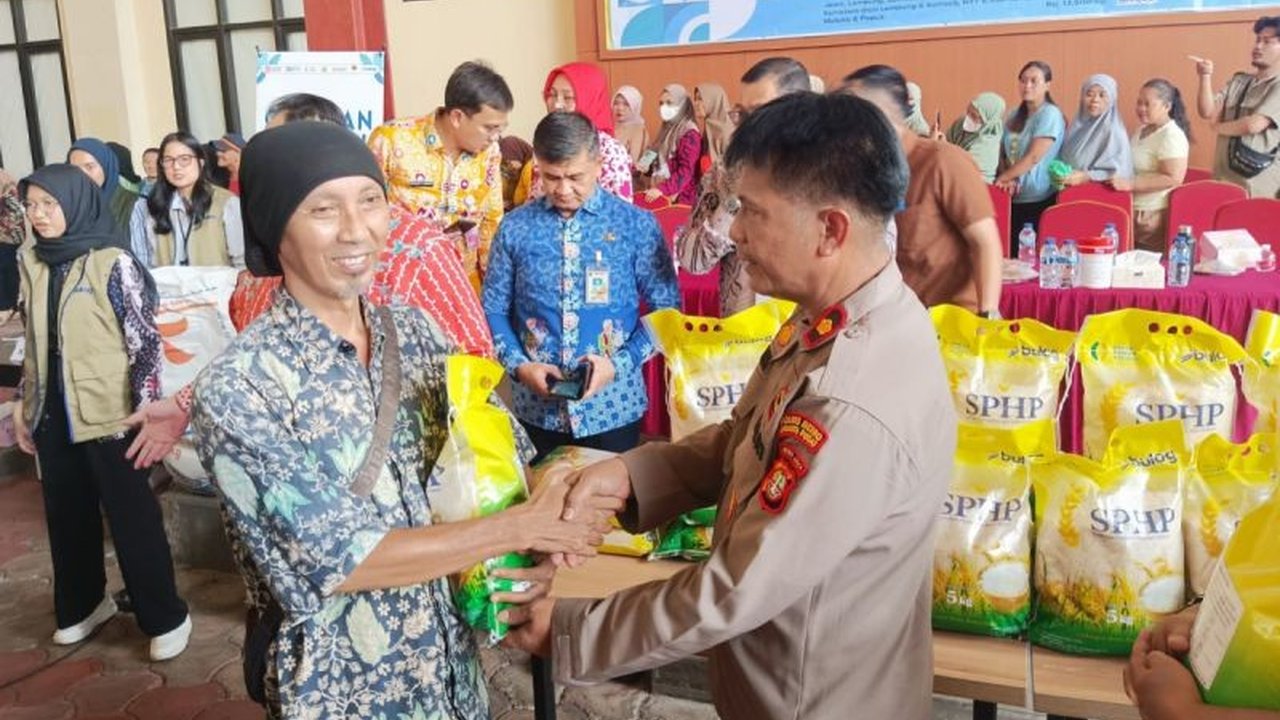 Polres Metro Jakarta Pusat menyediakan 2,5 ton beras dalam Gerakan Pangan Murah Polri untuk meringankan beban warga. Simak detail harga dan kuota pembelian di sini!