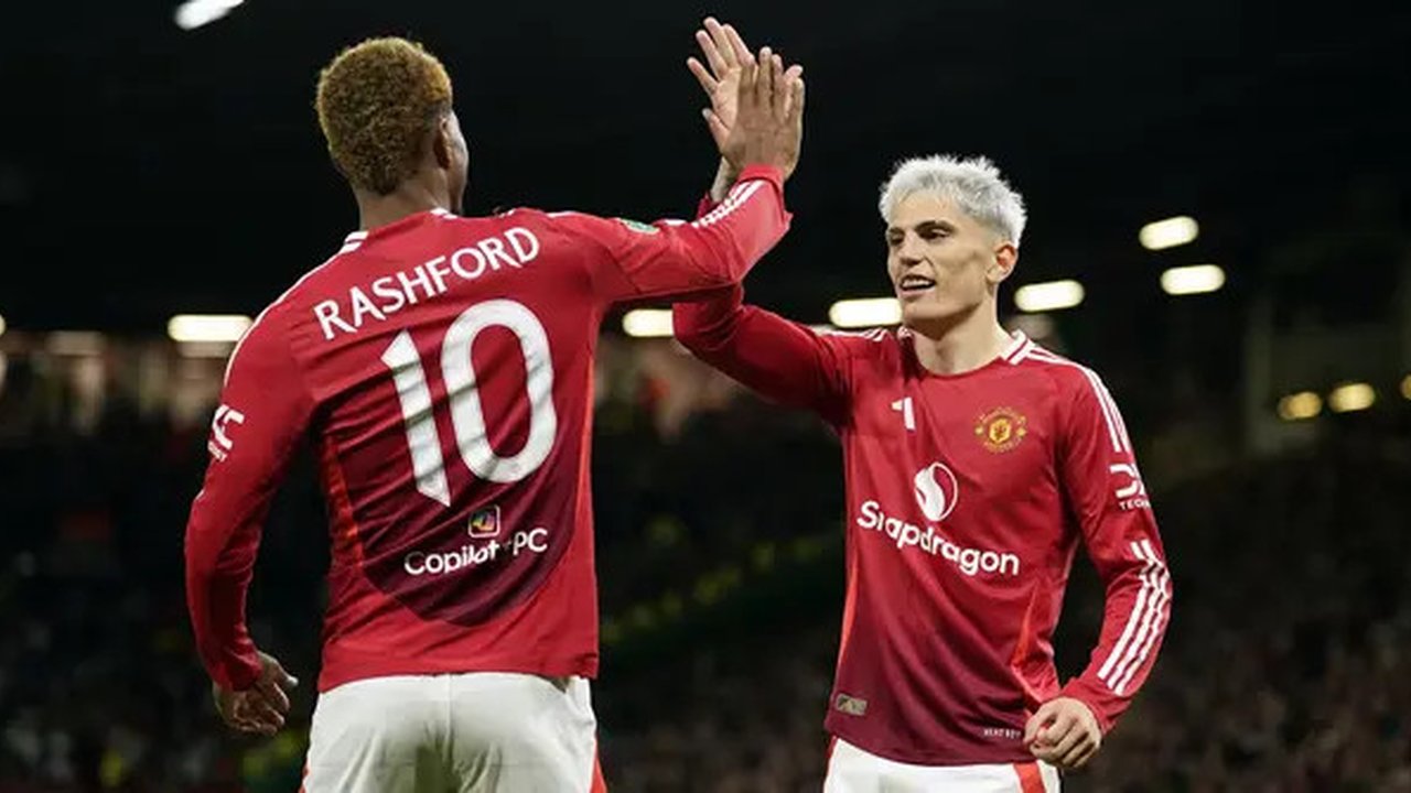 Pemain Manchester United, Alejandro Garnacho (kanan) melakukan selebrasi bersama Marcus Rashford setelah mencetak gol ke gawang Barnsley pada laga Carabao Cup 2024/2025 di Old Trafford, Manch