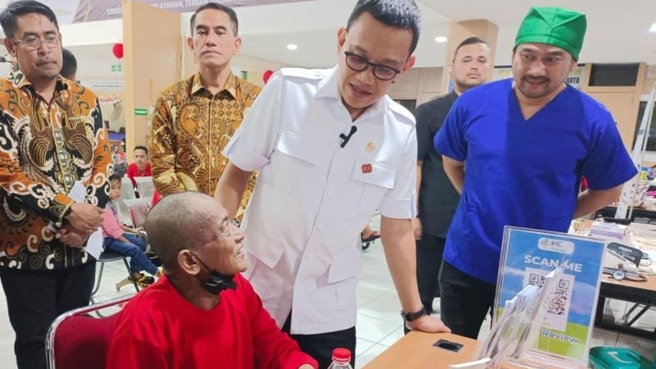 Menteri Karding meninjau Cek Kesehatan Gratis PMI bagi puluhan pekerja migran rentan yang dipulangkan dari Malaysia, memastikan perlindungan negara dan deteksi dini kesehatan.