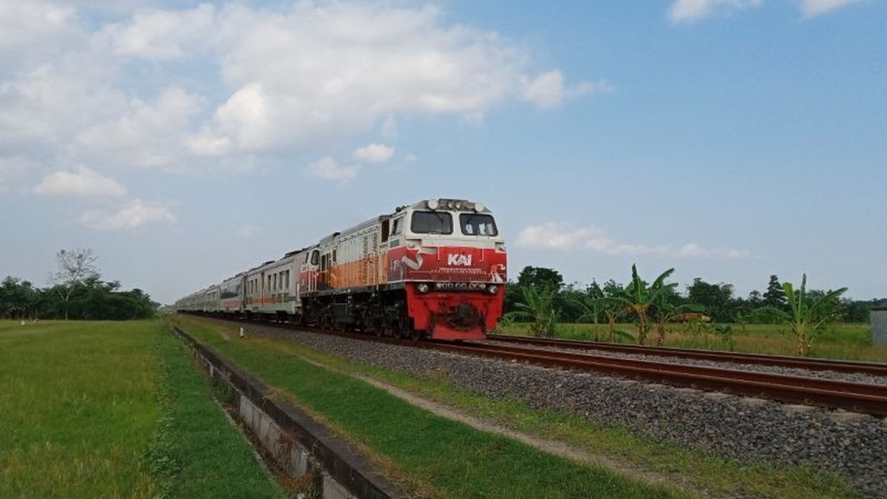 Menyambut HUT ke-80 RI, KAI Daop 9 Jember kembali operasikan KA Mutiara Timur Tambahan serta tawarkan promo spesial. Simak detail jadwal dan diskon menariknya!