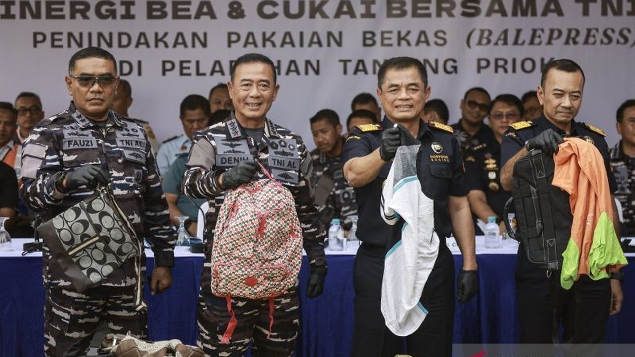 TNI AL berhasil gagalkan penyelundupan barang ilegal senilai Rp14,8 triliun dari Januari hingga Agustus 2025, termasuk ballpress dan pasir timah. Simak detail operasi penyelamatan ekonomi ini!