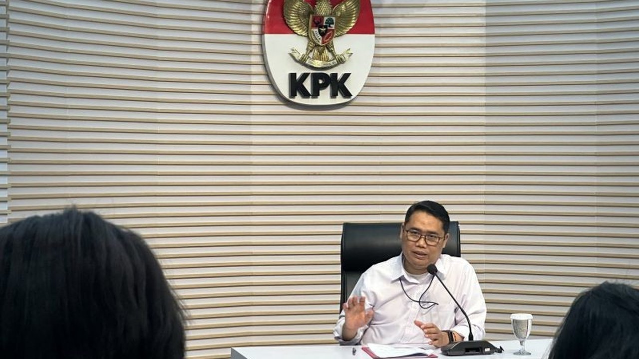 KPK membongkar praktik biaya komitmen hingga 7.000 dolar AS dalam kasus korupsi kuota haji 2023-2024. Penyelidikan terus berlanjut, mengungkap modus penentuan kuota yang merugikan negara.