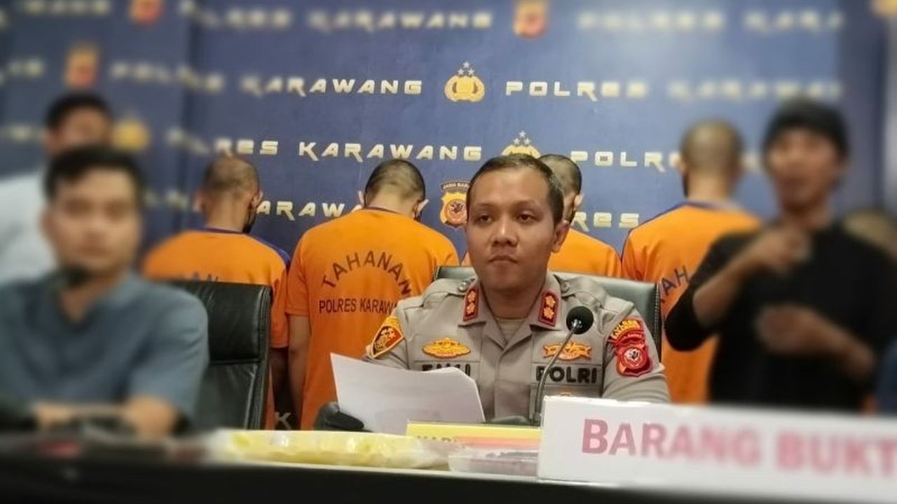 Polres Karawang berhasil membongkar kasus produksi tembakau gorila sintetis rumahan, menangkap satu pelaku yang belajar meracik dari YouTube. Bagaimana modusnya?