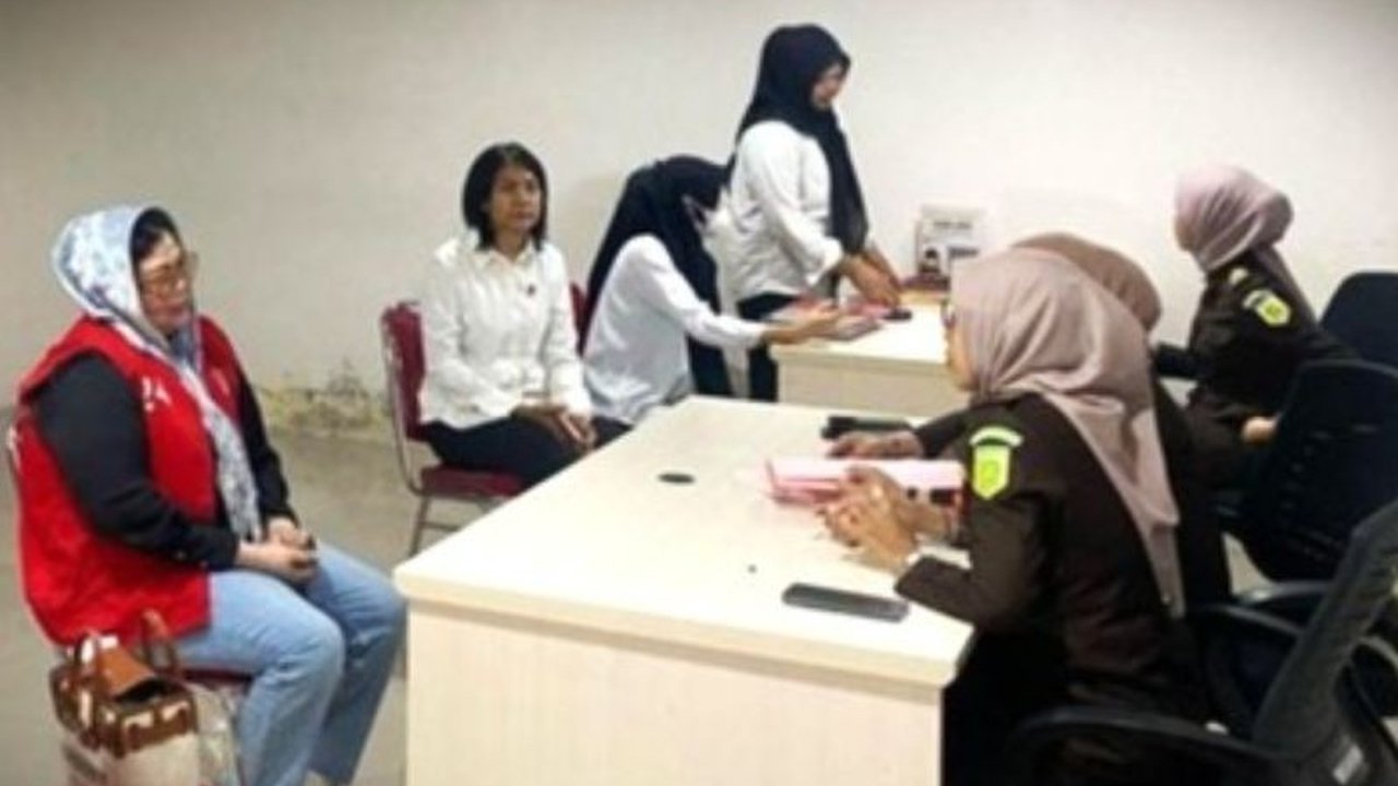 Mantan Calon Bupati Sinjai, Nursanti binti Dahlan, dijatuhi vonis 2 tahun 7 bulan penjara atas kasus penipuan miliaran rupiah. Simak detail modus dan fakta persidangannya!