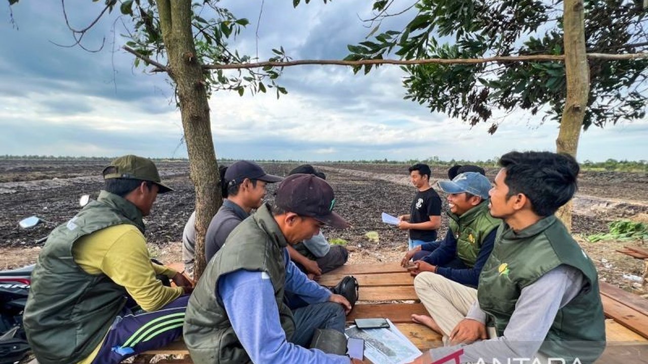 Brigade Pangan muda di Tanah Laut, Kalimantan Selatan, bertekad meraih Rp2 miliar dari sawah berteknologi modern. Simak strategi dan dukungan pemerintah di balik ambisi besar mereka!