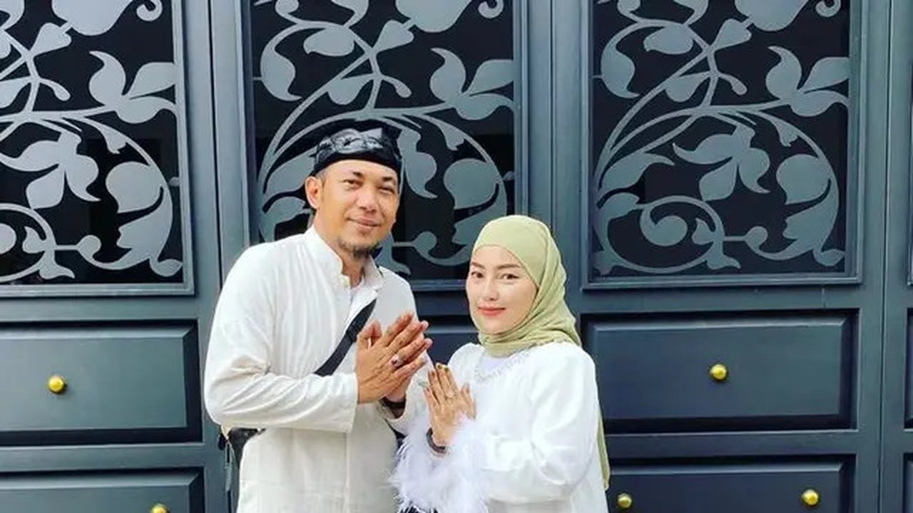 Potret Ajie Darmaji Suami Mpok Alpa yang Setia Mendampingi. (Sumber: Instagram/jie.langit)
