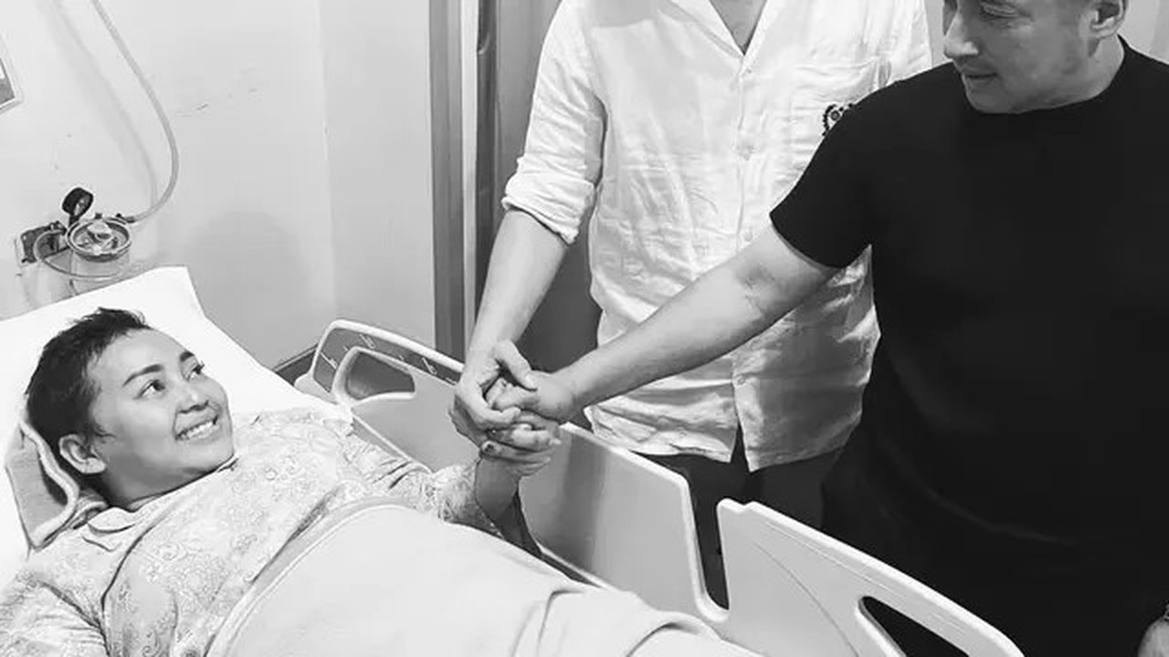 Potret Senyum Semringah Mendiang Mpok Alpa saat Dijenguk Dua Sahabatnya di Rumah Sakit, Raffi Ahmad: Kenanganmu Hidup Selamanya (sumber: Instagram/raffinagita1717)