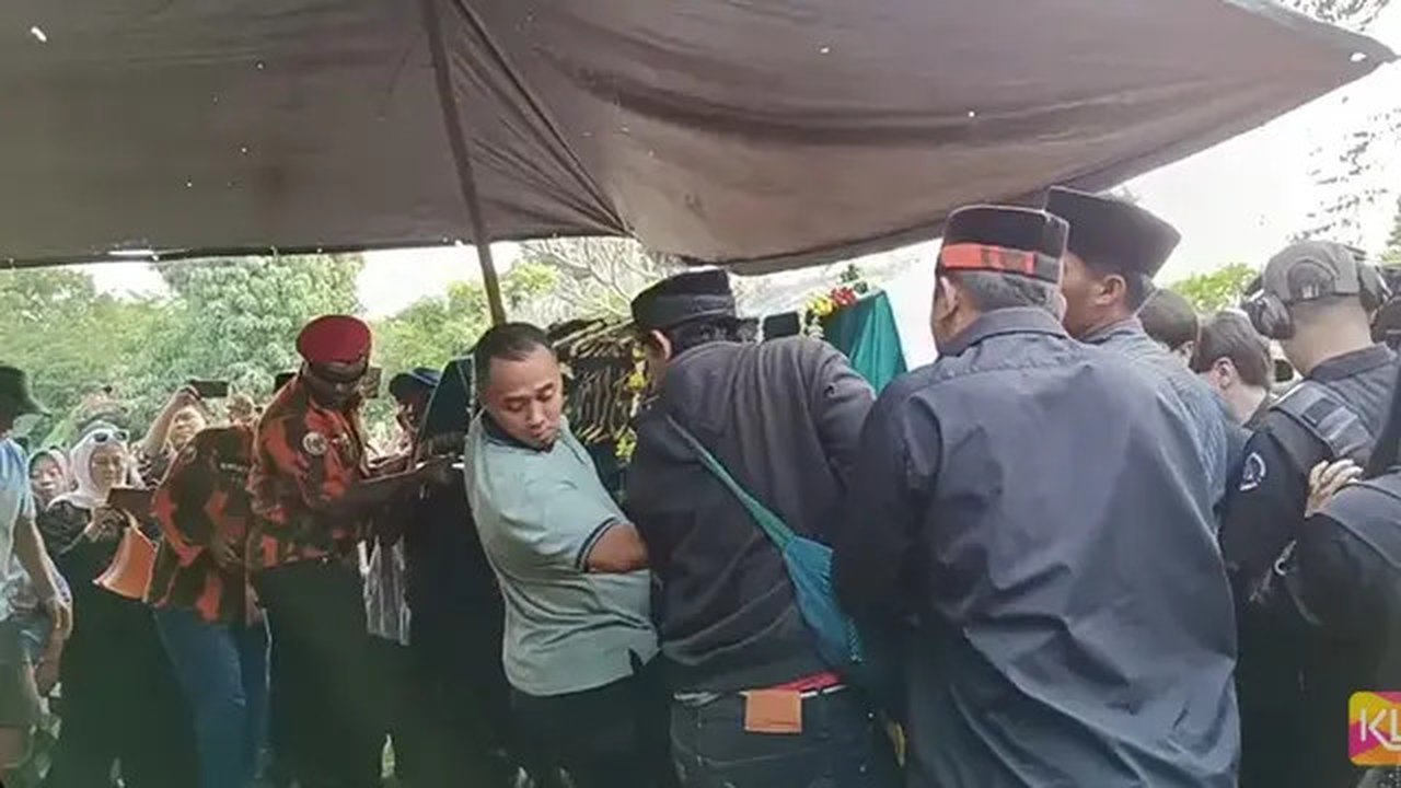 Prosesi Pemakaman Mpok Alpa