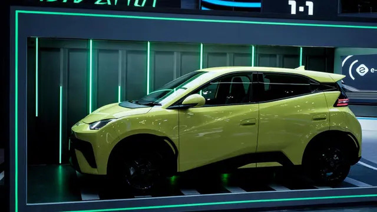 GIIAS tahun 2025 menghadirkan puluhan merek kendaraan global dan teknologi otomotif terkini. Tampak dalam foto, BYD Atto 1 yang dipamerkan dalam ajang Gaikindo Indonesia International Auto Sh