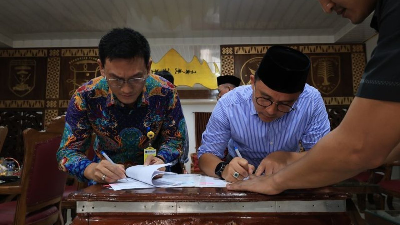 Bupati Lampung Barat Parosil Mabsus mendesak peningkatan pelayanan pertanahan Lampung Barat. Simak bagaimana sinergi Pemkab dan Kantor Pertanahan terjalin!