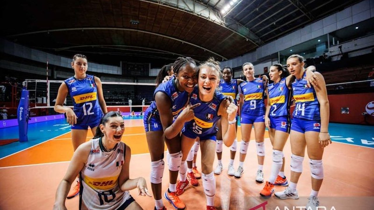 Timnas putri Italia berhasil menyingkirkan China di perempat final Kejuaraan Dunia Bola Voli U-21 Putri 2025, membalas kekalahan di edisi sebelumnya. Simak detail pertandingannya!