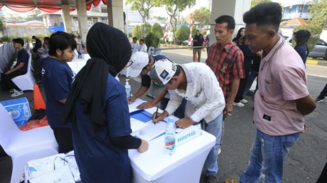 Dalam rangka menyambut HUT RI ke-80, ratusan pekerja Pelabuhan Tanjung Perak Surabaya antusias mengikuti program cek kesehatan gratis yang digelar Pelindo. Apa saja manfaatnya bagi mereka?