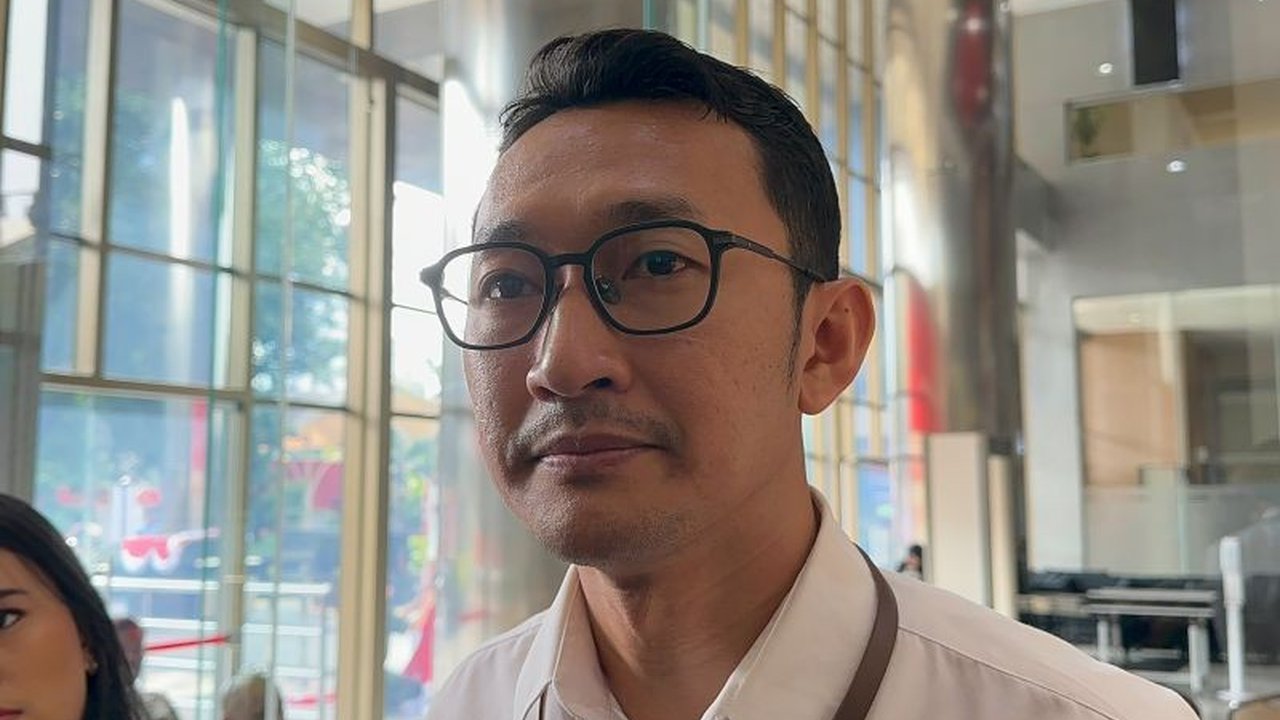 KPK terus mendalami peran penghubung dalam kasus dugaan korupsi dana hibah Jatim tahun anggaran 2021-2022. Siapa saja yang terlibat dan bagaimana modus operandinya?