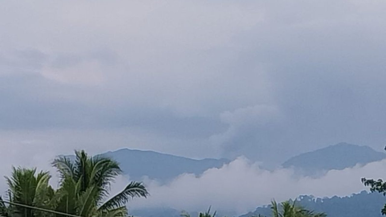 Aktivitas Gunung Dukono di Maluku Utara dilaporkan mulai menurun. Benarkah bahaya erupsi telah berlalu atau hanya jeda sesaat?