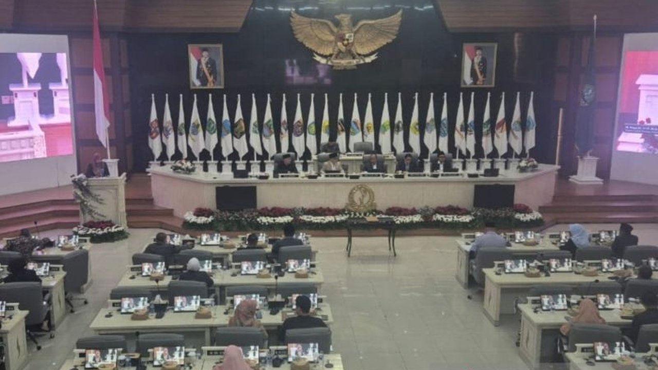 Fraksi PDIP DPRD Jabar secara mengejutkan boikot APBD Perubahan 2025, tidak hadir dalam rapat paripurna. Ada apa di balik sikap politik ini yang melibatkan anggaran pondok pesantren?