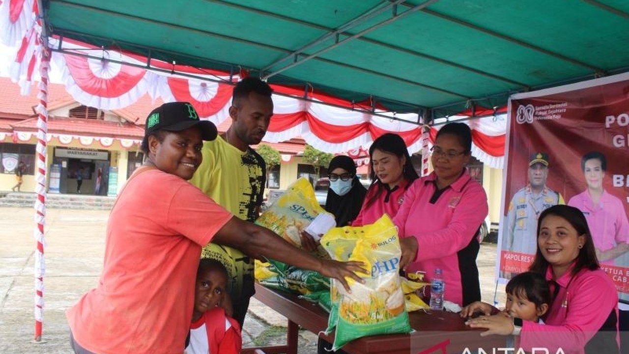 Polres Maybrat gelar Gerakan Pangan Murah, jual 6 ton beras SPHP untuk meringankan beban masyarakat jelang HUT RI ke-80. Simak detail harga dan tujuannya!