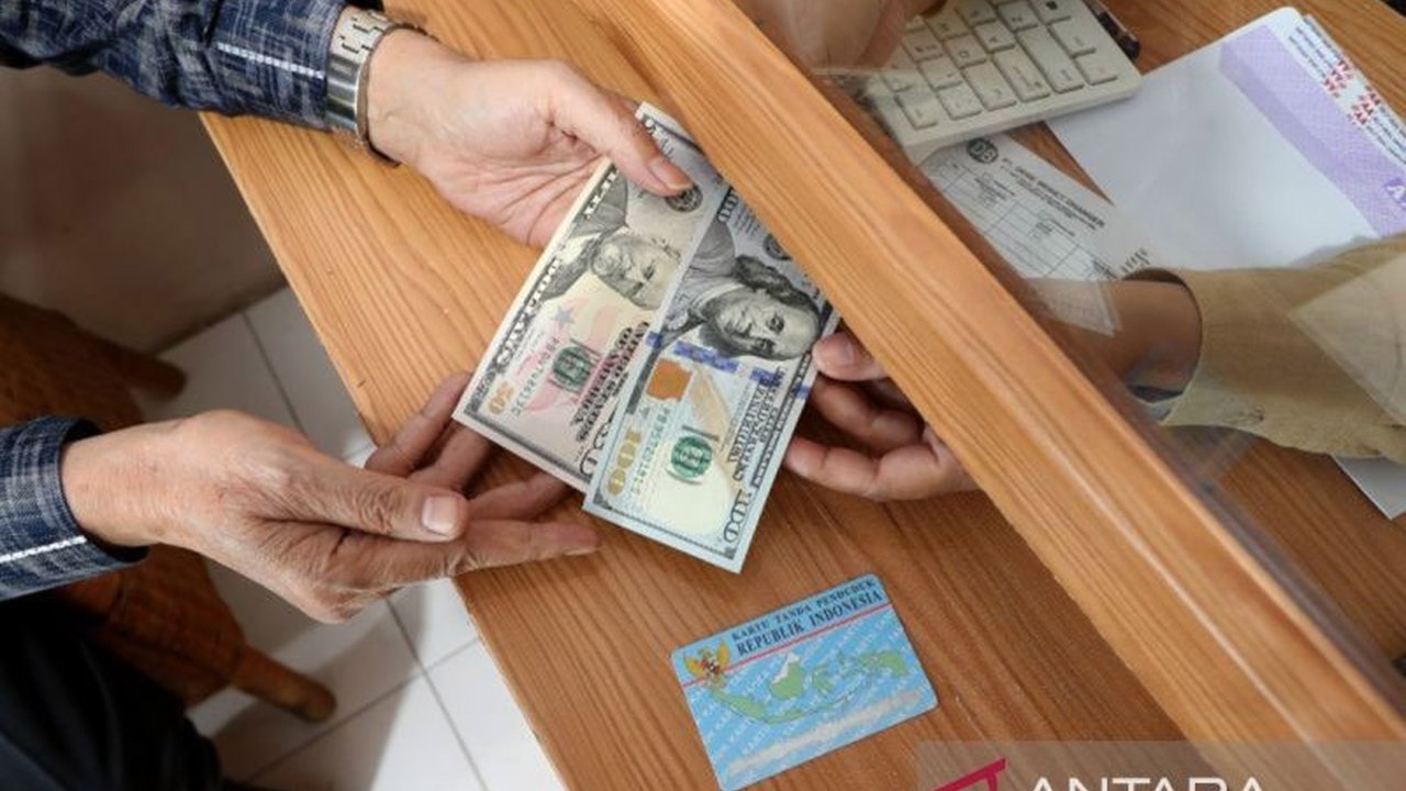 Rupiah berpotensi menguat seiring harapan kesepakatan tarif AS-UE, namun sikap hawkish The Fed dapat membatasi penguatan. Simak analisis lengkapnya terkait pergerakan Rupiah Menguat.