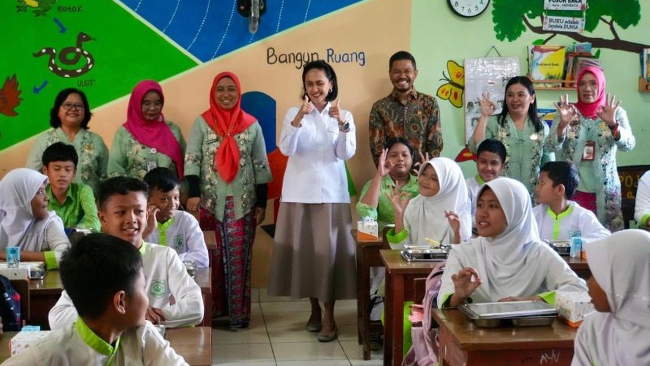 Wakil Menteri Christina Aryani meninjau langsung program Makan Bergizi Gratis di SDN Ciracas 03, Jakarta Timur, memastikan kualitas gizi dan dampak positifnya bagi siswa.