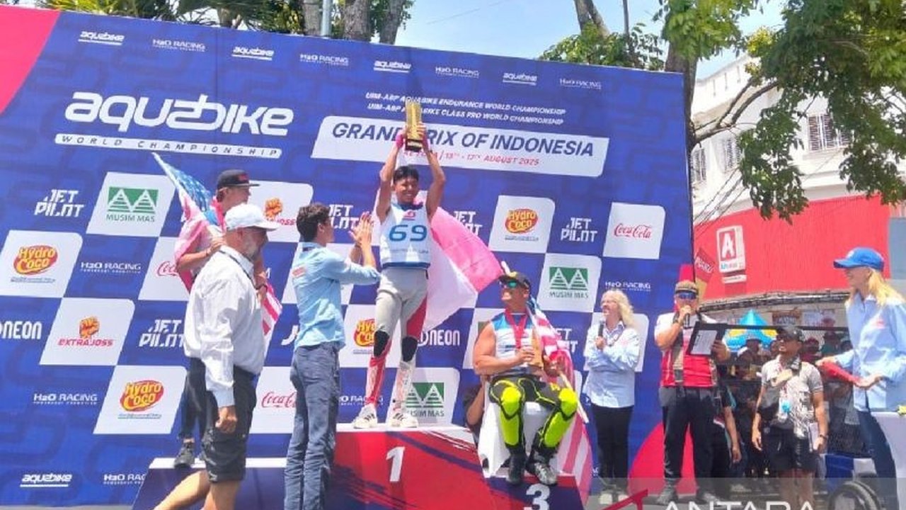 Pembalap Aquabike Indonesia, Boanerges Ratag, berhasil mengukir sejarah dengan menjuarai Endurance World Championship Aquabike Jetski 2025 di Toba. Simak aksi gemilangnya!