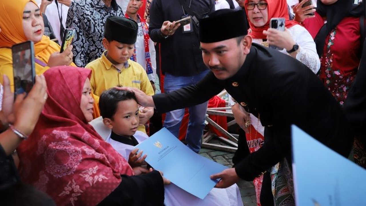 Pemerintah Kabupaten Bekasi menggelar sunat massal gratis bagi 75 anak kurang mampu dalam rangka Hari Jadi ke-75 dan HUT ke-80 RI, wujud kepedulian sosial Pemkab Bekasi.