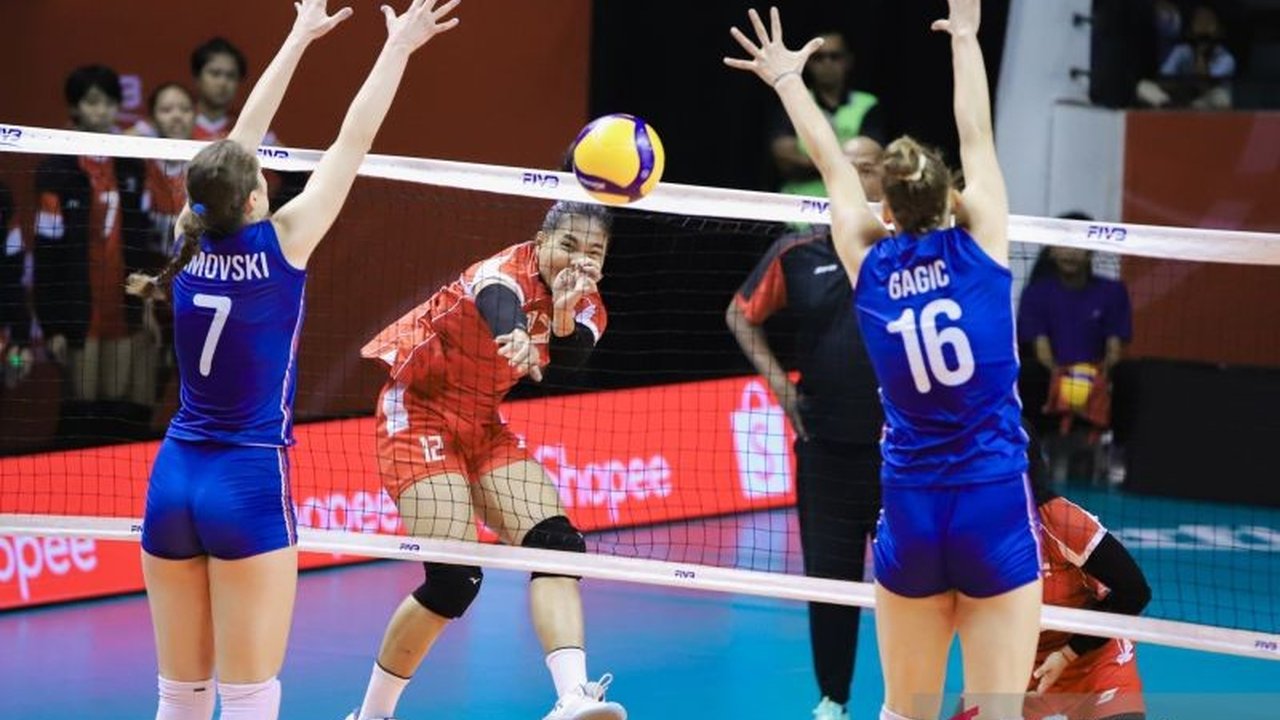 Timnas Voli Putri U-21 Indonesia harus mengakui keunggulan Serbia dalam laga sengit lima set, menyebabkan posisi mereka di klasemen Kejuaraan Dunia U-21 bergeser. Bagaimana nasib selanjutnya?