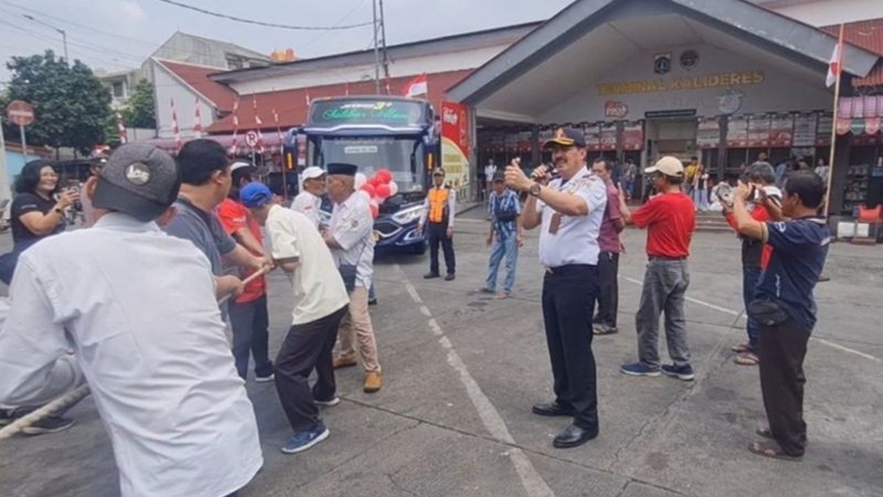 Merayakan HUT ke-80 RI, Terminal Kalideres Jakarta Barat adakan lomba tarik bus AKAP berbobot 7 ton, sebuah ajang unik yang menarik perhatian publik.