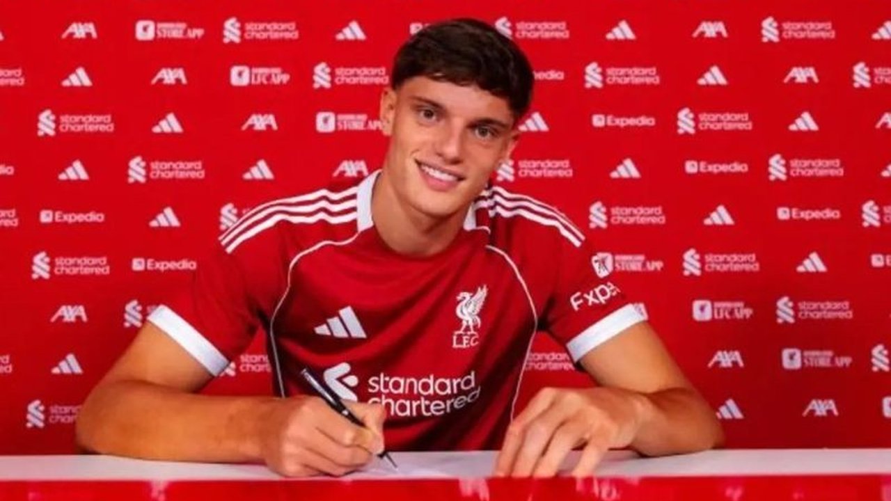 The Reds sukses amankan Transfer Giovanni Leoni Liverpool dari Parma. Bek muda Italia ini menandatangani kontrak jangka panjang, siap perkuat lini belakang Arne Slot.