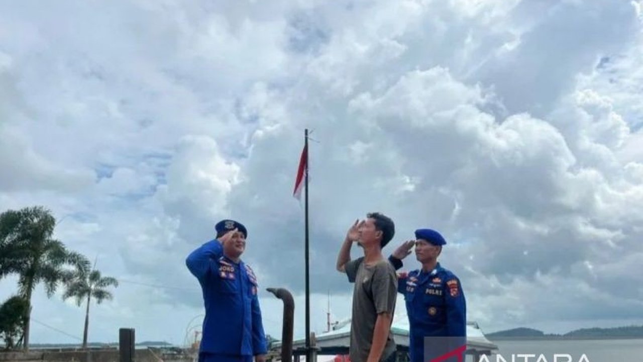 Polairud Bangka Selatan membagikan ratusan bendera Merah Putih kepada nelayan, mengobarkan semangat nasionalisme nelayan menjelang HUT ke-80 RI dan menegaskan kedaulatan maritim.
