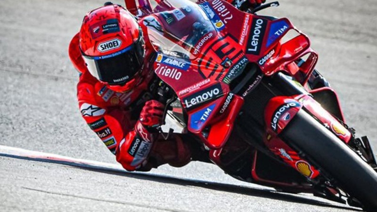 Marc Marquez kembali menunjukkan dominasinya di MotoGP Austria 2025 dengan menjadi yang tercepat pada sesi practice. Akankah ini jadi sinyal kemenangannya?