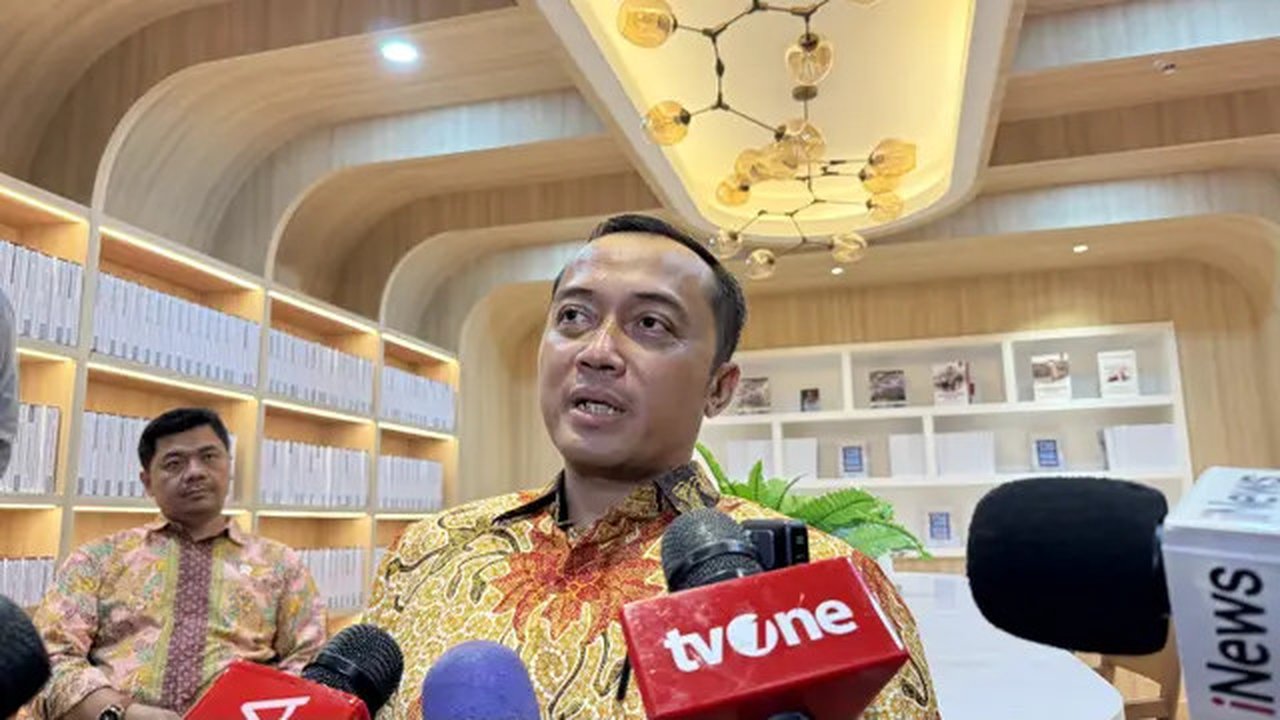Menteri Sekretaris Negara (Mensesneg) Prasetyo Hadi di Kompleks Istana Kepresidenan Jakarta, Selasa (5/8/2025). (Liputan6.com/Lizsa Egeham)
