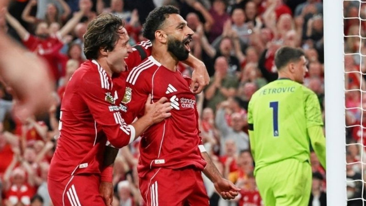Liverpool mengawali Liga Inggris 2025/26 dengan kemenangan 4-2 atas Bournemouth di Anfield. Laga diwarnai gol debut Ekitike, tribut emosional, dan insiden rasisme.