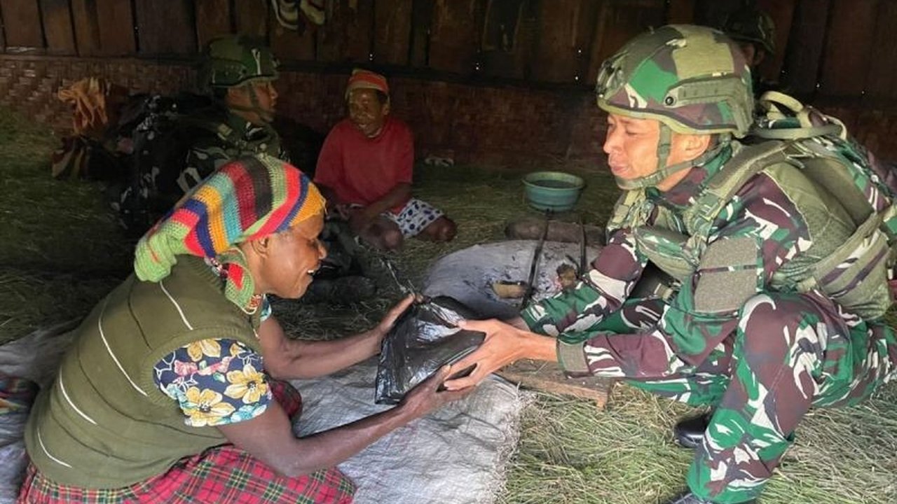 Satgas Yonif 521/DY terus mempererat komunikasi dengan warga Bolakme Jayawijaya. Simak bagaimana upaya mereka membangun kedekatan dan menjaga ketertiban di Papua.