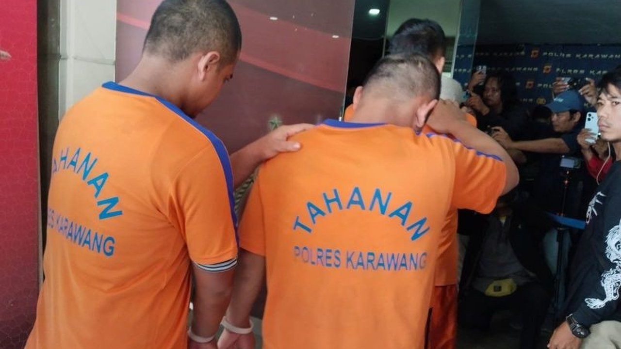 Polres Karawang berhasil mengungkap kasus pencurian modus polisi yang disertai kekerasan dan pemerasan, meraup puluhan juta rupiah dari korbannya. Simak detail aksinya!