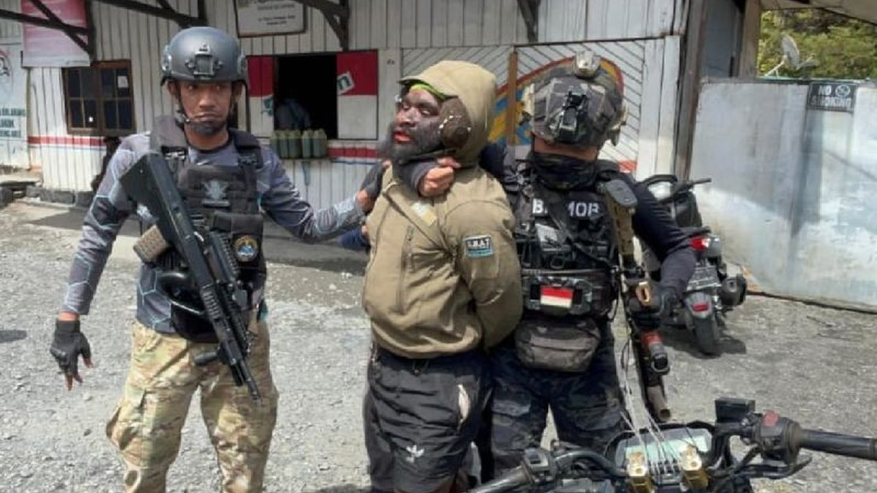 Satgas Damai Cartenz berhasil melakukan penangkapan KKB Puncak Jaya, Konara Enumbi, yang diduga menembak Brigpol Ronald Enok. Simak detail penangkapannya!