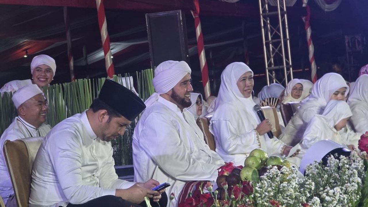 Pemerintah Provinsi Jatim sukses menggelar dzikir dan shalawat bersama Habib Syech Assegaf, menandai 80 tahun kemerdekaan RI. Acara ini menyatukan ribuan jamaah dalam doa dan harapan.
