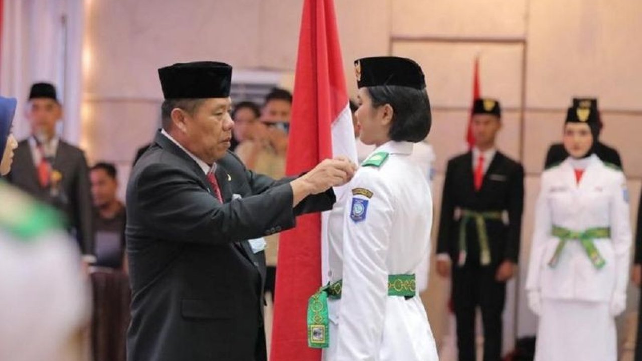 Gubernur Babel Hidayat Arsani mengukuhkan 30 anggota Paskibraka Babel 2025. Siapakah putra-putri terbaik ini dan bagaimana persiapan mereka untuk tugas mulia di HUT ke-80 RI?