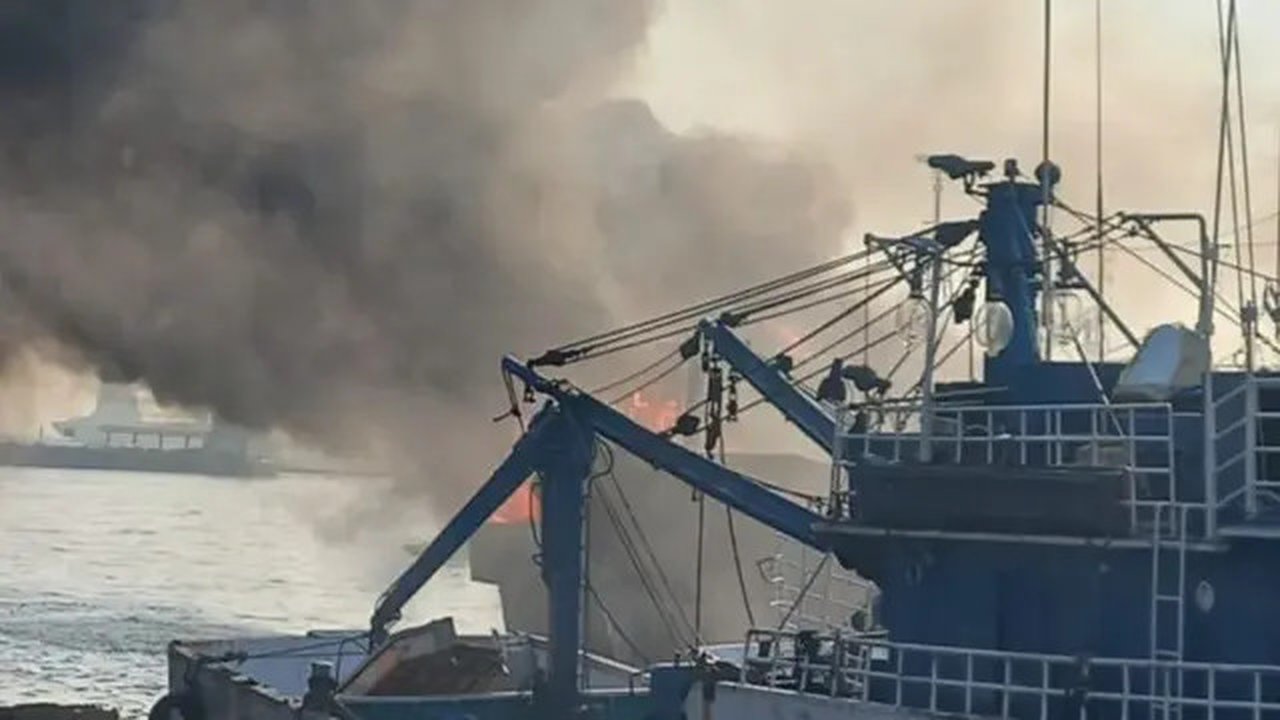 Kapal Terbakar di Muara Baru, Jakarta Utara (Antaranews)