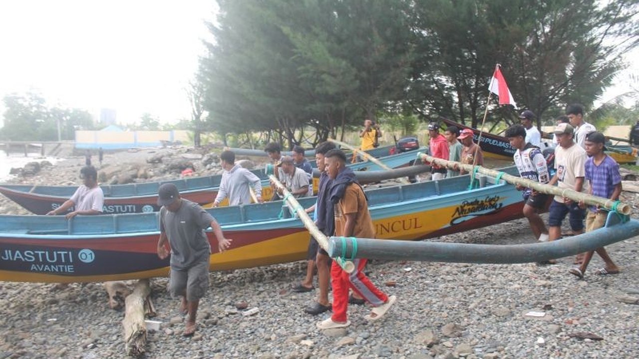 Ditpolairud Polda Sulteng bersama Pandu Laut Nusantara menyalurkan tujuh unit bantuan perahu nelayan di Teluk Palu, meningkatkan kesejahteraan maritim jelang HUT ke-79 RI.