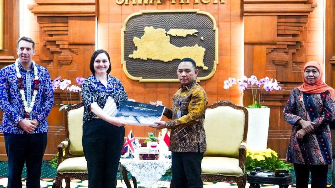 Kementerian Perhubungan menerima dokumen studi Transportasi Rel Surabaya dari Inggris, menandai langkah maju atasi kemacetan. Akankah ini jadi solusi mobilitas perkotaan?