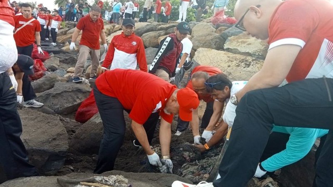 Para pimpinan instansi vertikal dan BUMN di Sumbar bersatu padu dalam aksi pembersihan sampah Pantai Padang jelang HUT ke-80 RI, menyingkap sampah tersembunyi.