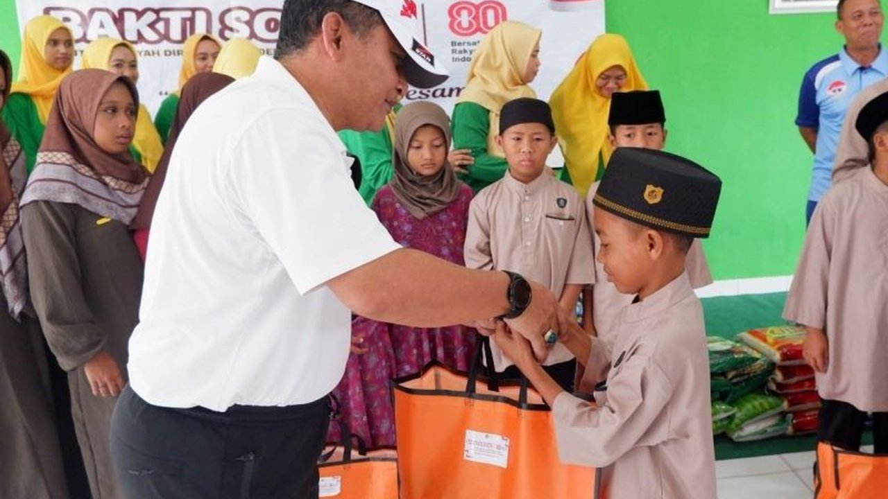 Dalam rangka menyambut HUT Ke-80 RI, Bakti Sosial Ditjenpas Babel membagikan puluhan paket sembako kepada panti asuhan dan warga kurang mampu di Pangkalpinang. Simak detail kepedulian mereka!