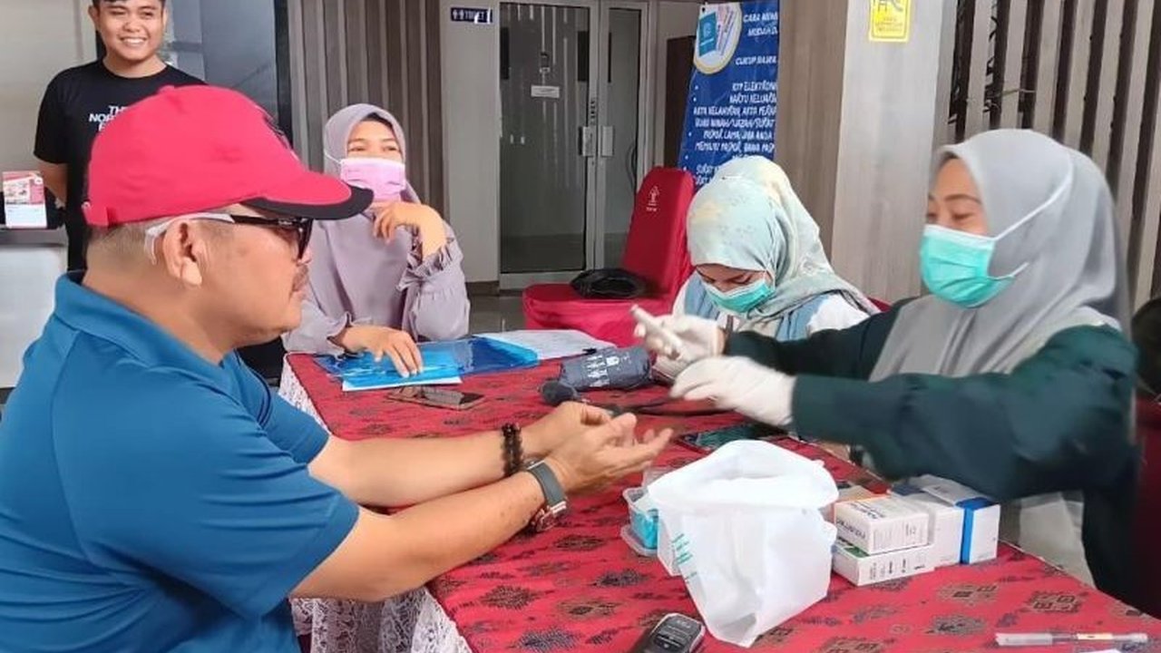 Kanwil Kemenkumham Babel menyelenggarakan Cek Kesehatan Gratis serta pembagian sembako untuk memeriahkan HUT Ke-80 RI, wujud nyata kepedulian sosial.