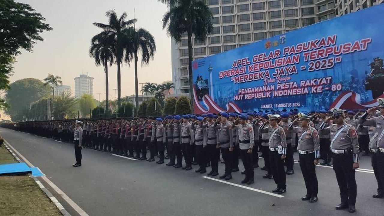 Pesta rakyat HUT ke-80 RI di Jakarta akan diamankan oleh hampir 10 ribu personel gabungan. Simak strategi Pengamanan HUT RI untuk mengantisipasi potensi keramaian dan gangguan.